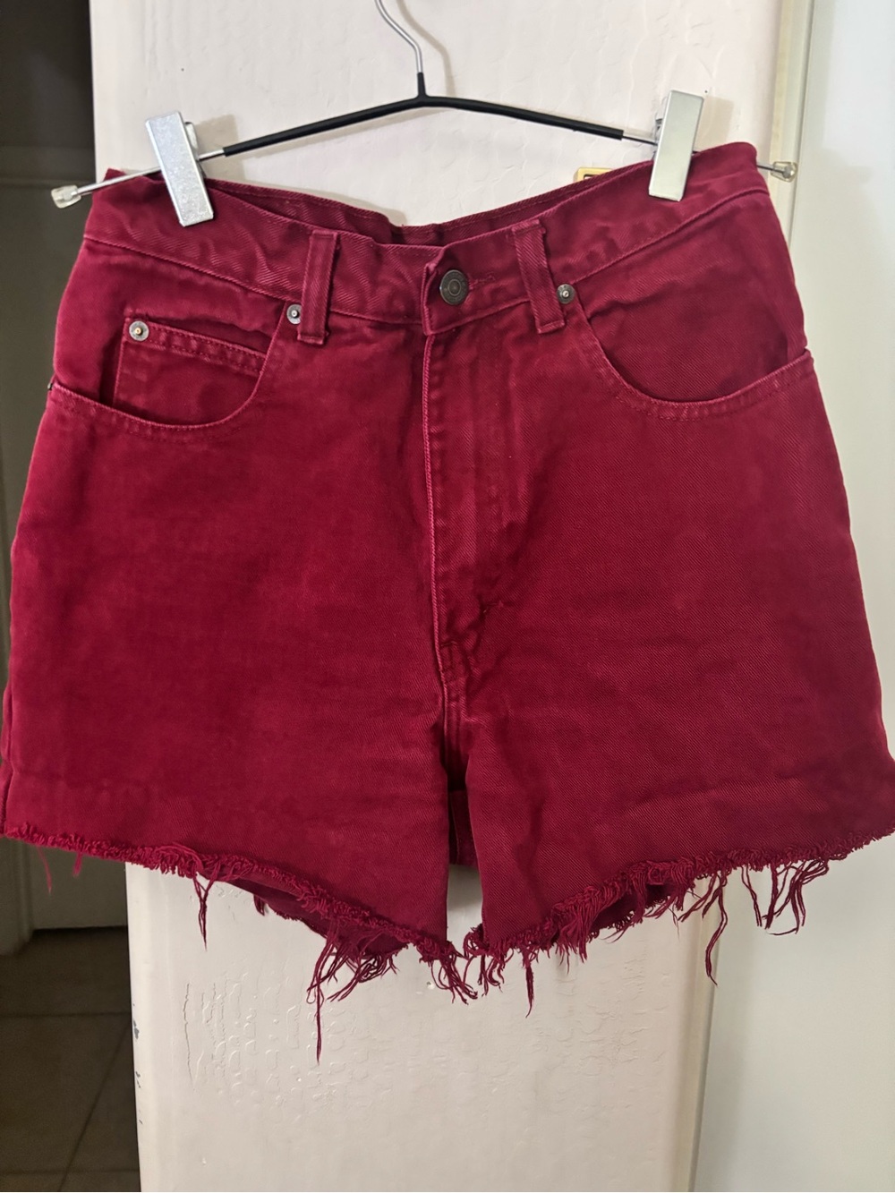 Women's High-Waist Frayed Hem Shorts - Burgundy